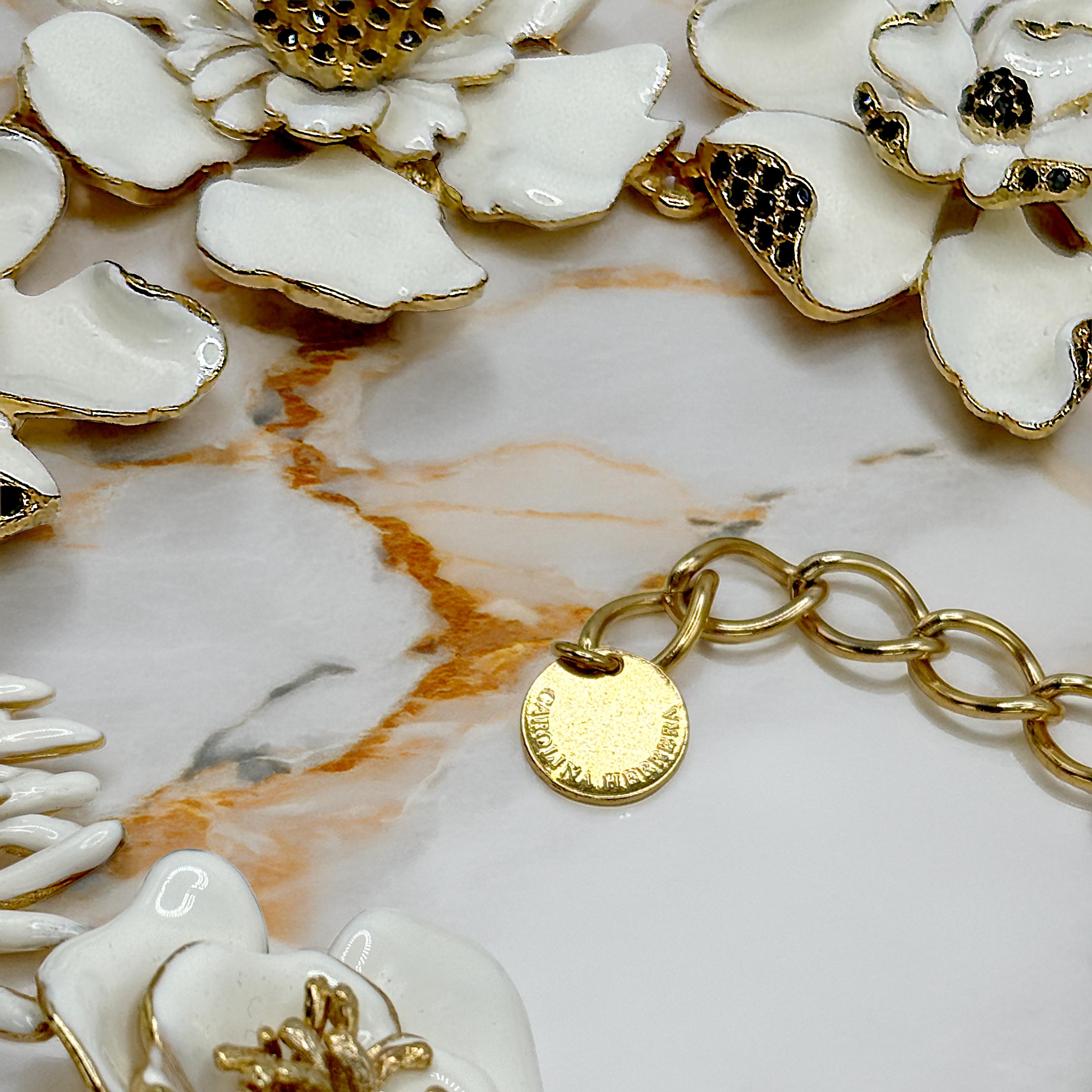 Carolina Herrera - Collana con pettorina in oro e smalto bianco con fiori multipli e cristalli neri in vendita 1