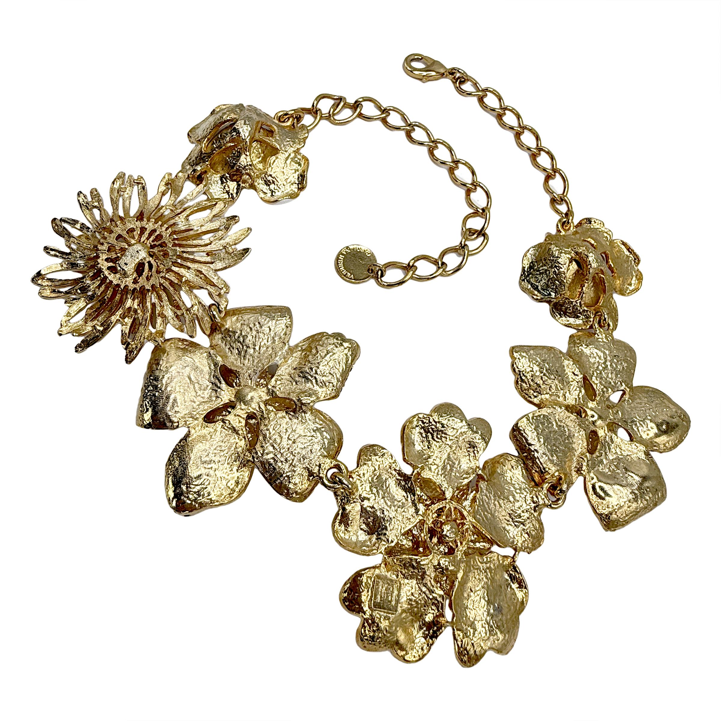 Carolina Herrera - Collana con pettorina in oro e smalto bianco con fiori multipli e cristalli neri in vendita 3