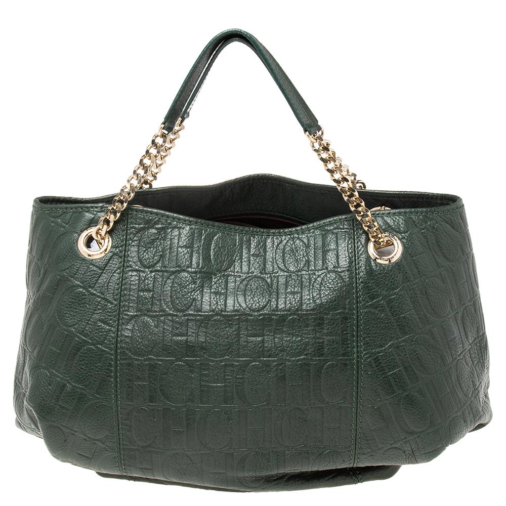 Este bolso tote de Carolina Herrera es muy moderno y funcional. Este bolso está forrado en piel verde con monograma, tiene dos asas de cadena de piel para sujetarlo fácilmente y está adornado con herrajes dorados. Cómodo de llevar, se adaptará a la