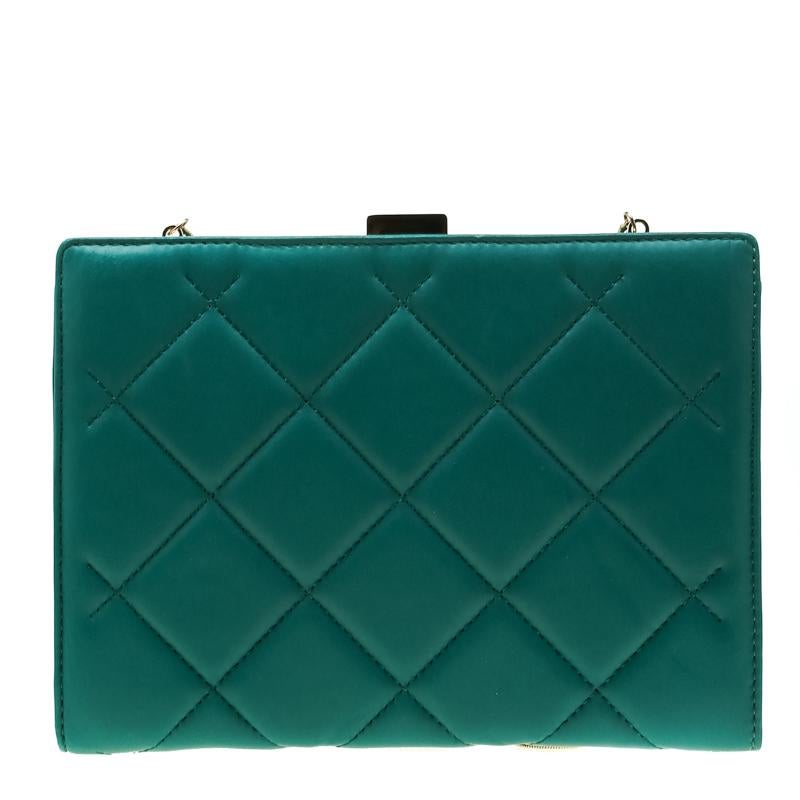 Make excellent addition to your collection with this green quilted leather bag. With a well-sized canvas interior, this Carolina Herrera piece comes with a gold-tone top lock and a shoulder chain for your comfort. Carry this pretty bag and walk in