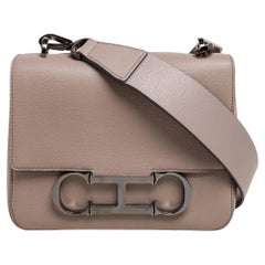 Carolina Herrera Bolso de hombro mediano de piel gris con iniciales Insignia