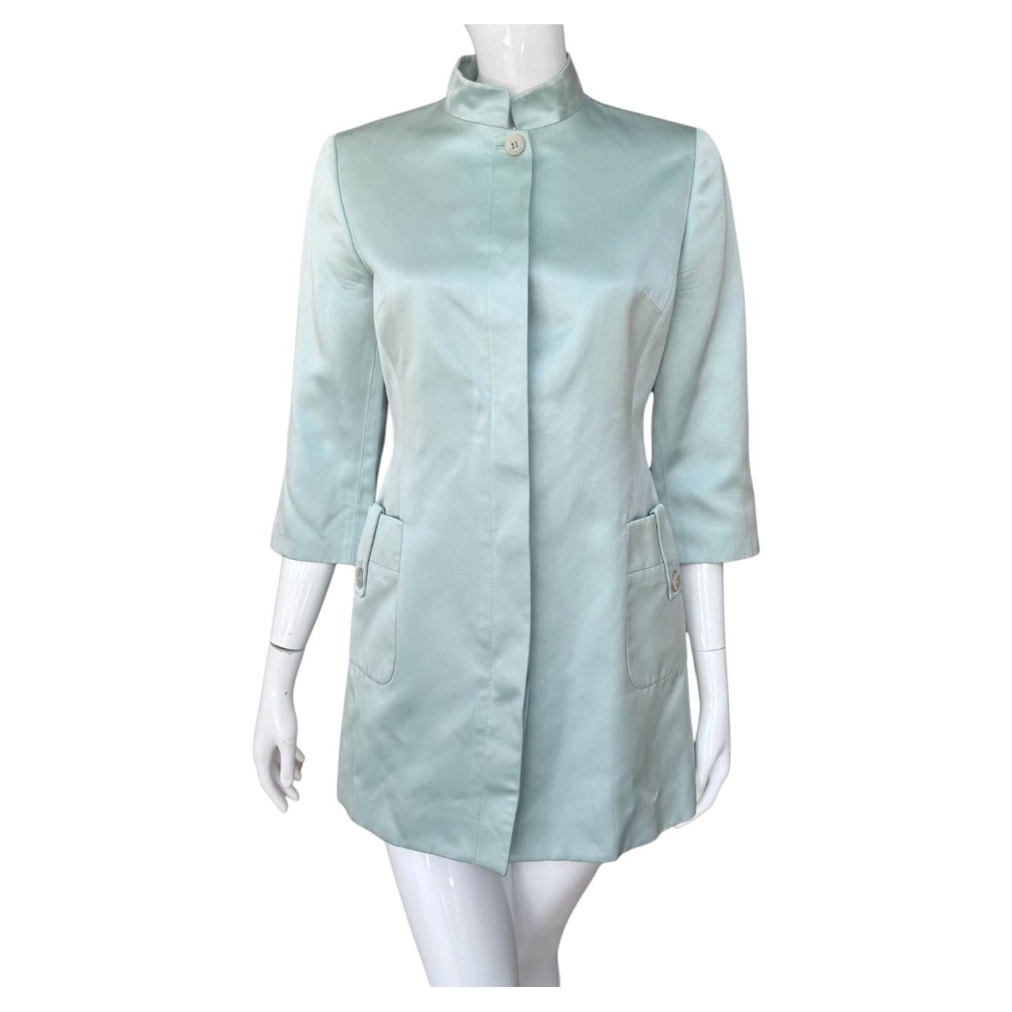 Carolina Herrera Satinjacke mit Mandarinkragen in Eisblau, Größe M/L