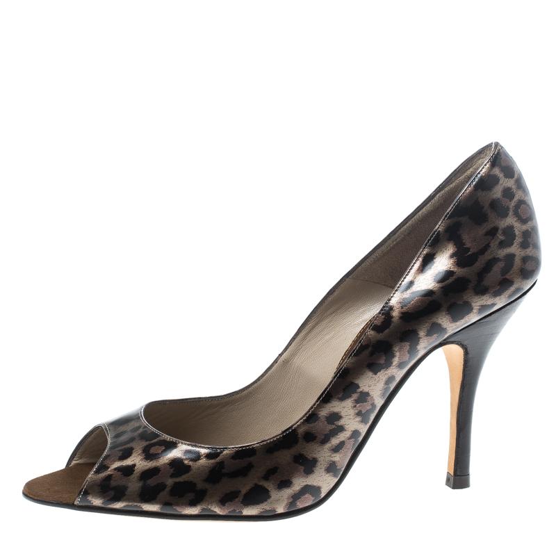 Strike the right pose with these marvellous pumps from Carolina Herrera. They've been crafted from leopard-printed leather and designed with peep toes and 10 cm heels. They'll look amazing with your dresses.

Includes: Original Dustbag


