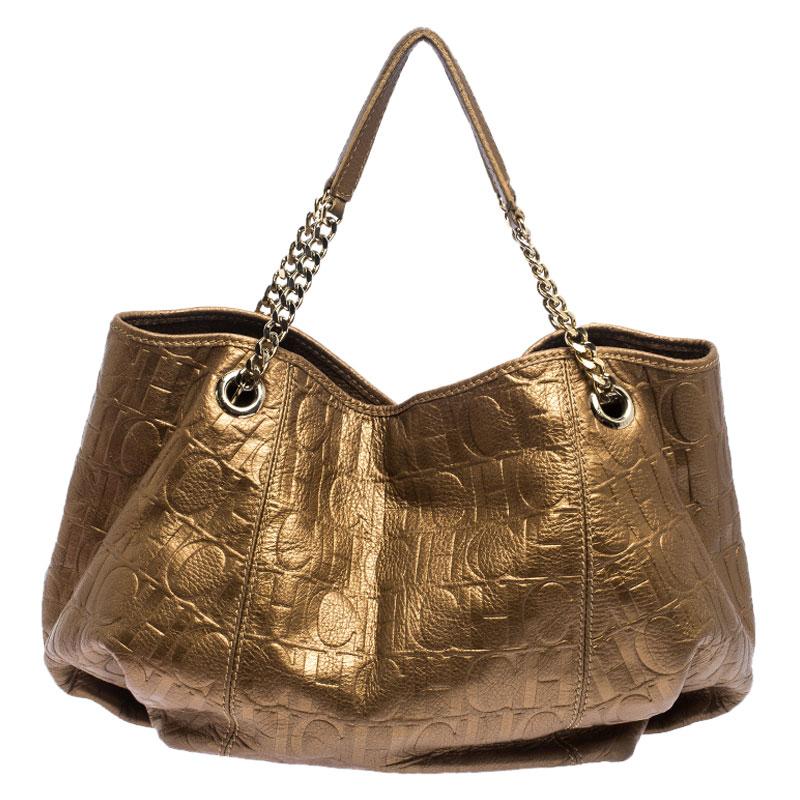 This Poppy bag by Carolina Herrera combines function and fashion. Crafted from monogram leather, the bag features a spacious fabric interior. The hobo flaunts a classy metallic shade and it is held by two chain handles.

Includes: Original Dustbag

