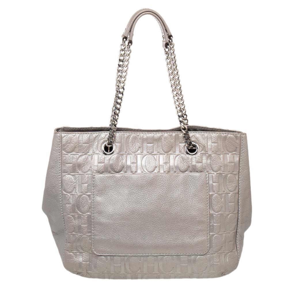 Los bolsos tan bonitos como éste de Carolina Herrera no son creaciones que se encuentren todos los días. Por eso este bolso merece un lugar en tu armario. Se ha confeccionado en piel repujada con un monograma y se ha decorado con un lazo en la parte