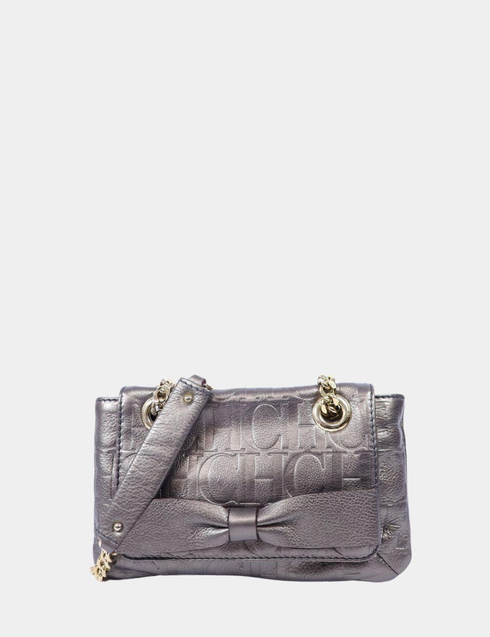Carolina Herrera Metallic Shoulder Bag. Features a snap closure, front bow, monogram print, and one interior pocket.

Material: Leather
Hardware: Gold
Height: 17cm
Width: 26cm
Depth: 2cm
Shoulder Strap: 23cm
Overall condition: Excellent
Interior