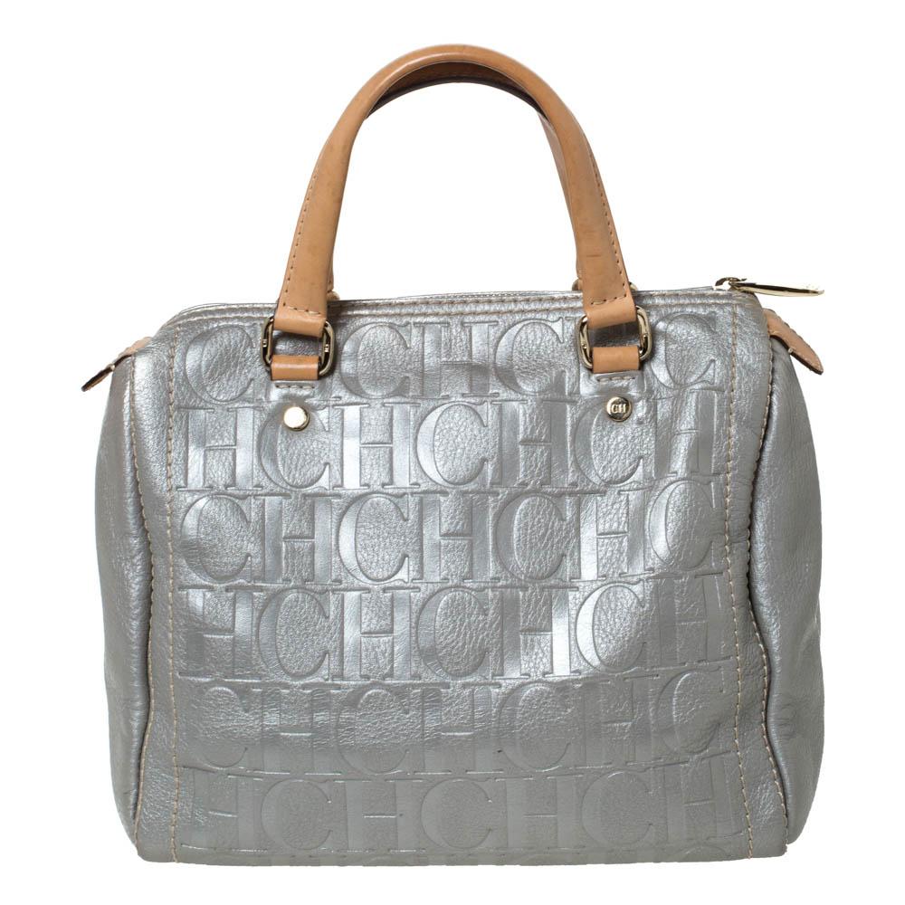 Diese elegante Andy Boston Bag von Carolina Herrera ist aus silberfarbenem:: monogrammgeprägtem Leder gefertigt und mit hübschen Nähten versehen. Sie ist ein wahres Schmuckstück für Ihre Sammlung. Sie ist mit einem Reißverschluss an der Oberseite::