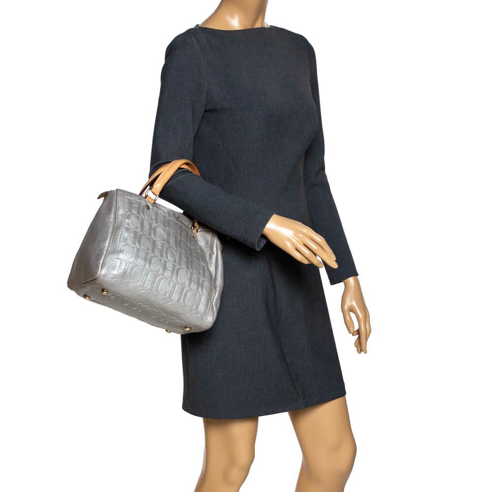 Carolina Herrera Metallic Silber Monogramm Geprägtes Leder Andy Boston Tasche im Zustand „Gut“ in Dubai, Al Qouz 2