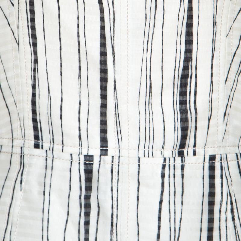 Carolina Herrera Monochrome Irregular Striped Silk Strapless Flounce Dress S In Good Condition In Dubai, Al Qouz 2