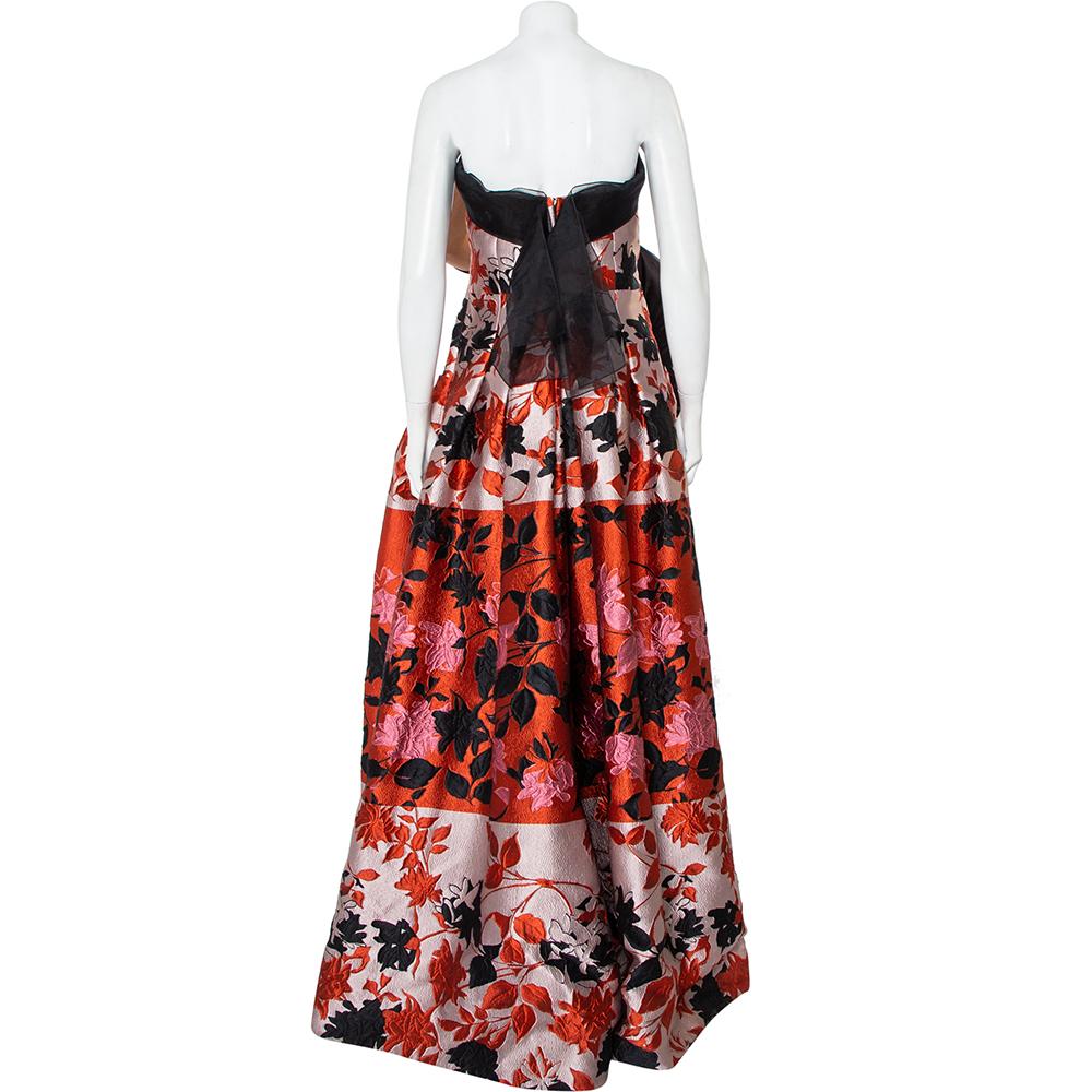 This Carolina Herrera outfit is a symbol of class and sophistication. This strapless gown needs no effort to look fabulous. It has been crafted from floral jacquard and comes in lovely shades. The dress is secured with a zip closure and finished