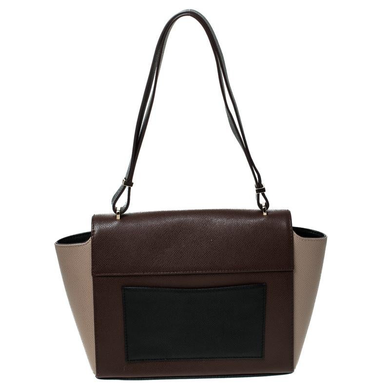 This gorgeous bag by Carolina Herrera carries your essentials with ease. This excellent leather bag exudes brilliance and can be carried using the dual handles. The fabric inside of the bag is stitched to perfection and endorses