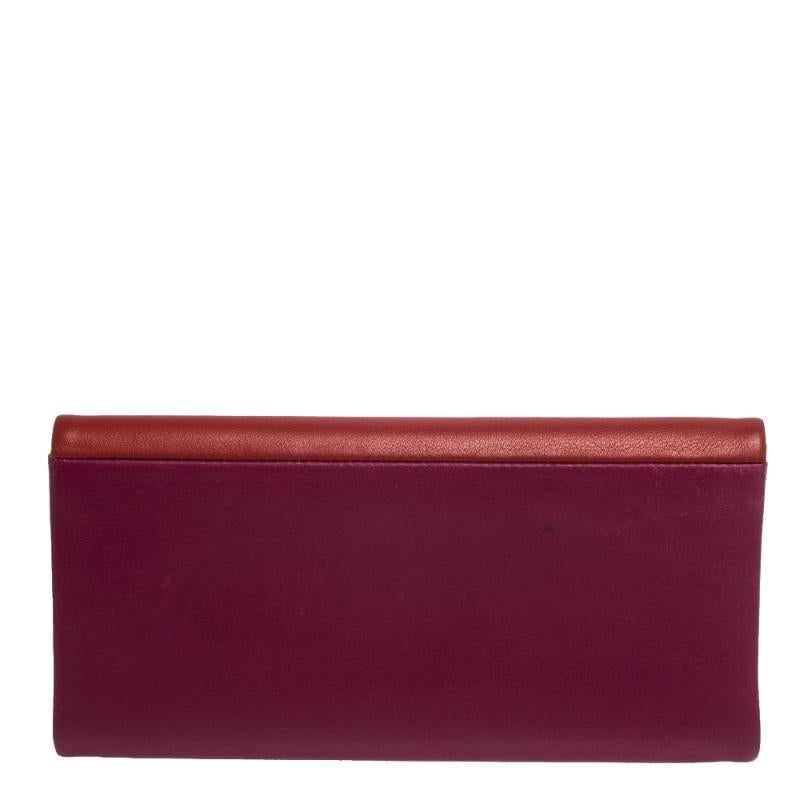 A rich leather design is the characteristic feature of this wallet. Carry your daily essentials and put together a stylish look with this wallet from Carolina Herrera. Featuring rich shades, this superb wallet is a handy accessory.

Includes: Pouch
