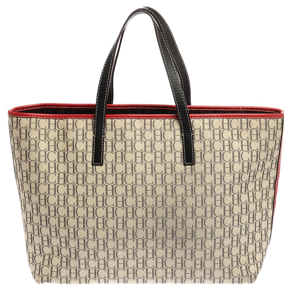 Carolina Herrera präsentiert Ihnen diese hübsche Tasche:: die aus Canvas mit Monogramm gefertigt und mit Lederpatches von CH. Das Innere der Tasche ist aus Stoff und hat zwei Griffe an der Oberseite. Diese stilvolle Tasche ist perfekt für den