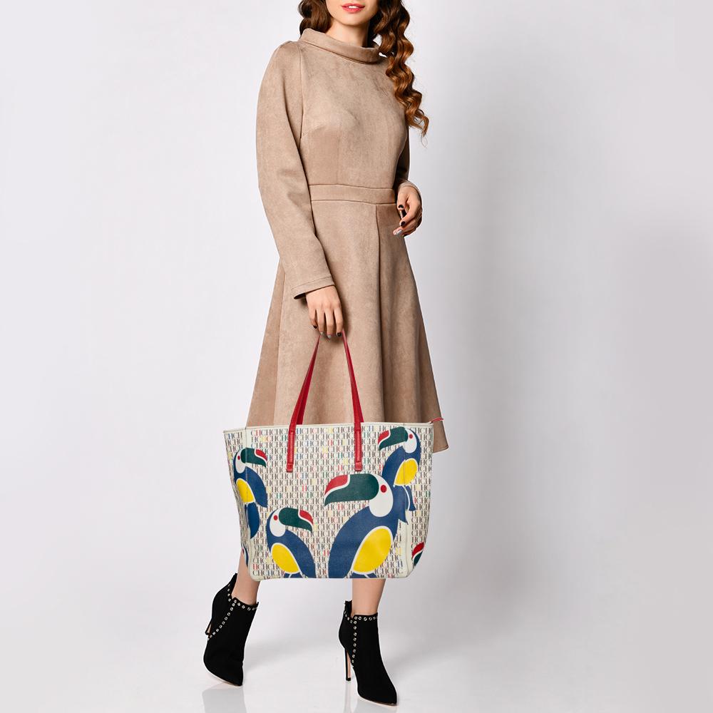 Questa tote di Carolina Herrera è realizzata in modo classico in tela Monogram e arricchita da dettagli colorati a forma di tucano. È dotato di due maniglie e ha un interno spazioso che offre un grande spazio per ogni cosa.

