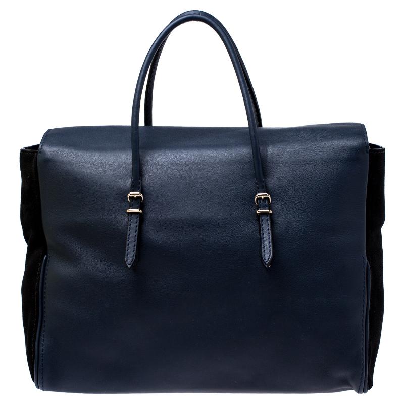 This flap satchel from the house of Carolina Herrera is something you would go to season after season. It has been crafted from a navy blue leather body and features a flap style. It comes with twin flat top handles and petite logo detail to the