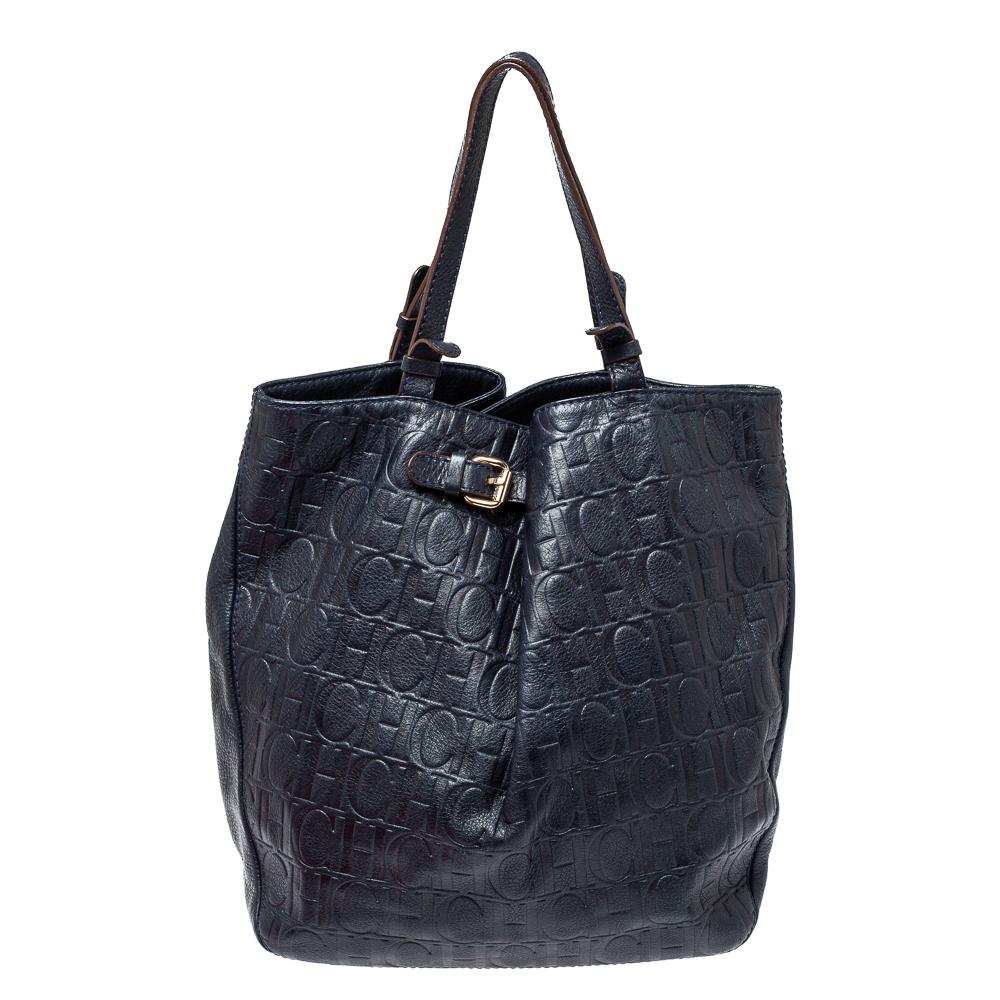 This tote sewn in navy blue leather exhibits a refined design. It has two handles, monogram embossing, and a fabric-lined interior ideal for all your essentials. Carolina Herrera has exclusively crafted this elegant piece for your daily