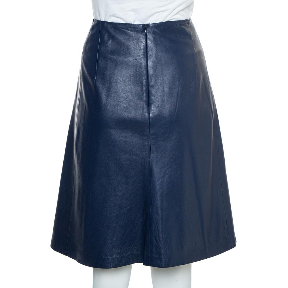 This navy blue skirt from Carolina Herrera will help you outline a sophisticated look. It comes made from leather into an A-line silhouette. It is lined with silk and is equipped with a zip closure at the back. It will look great with a smart shirt