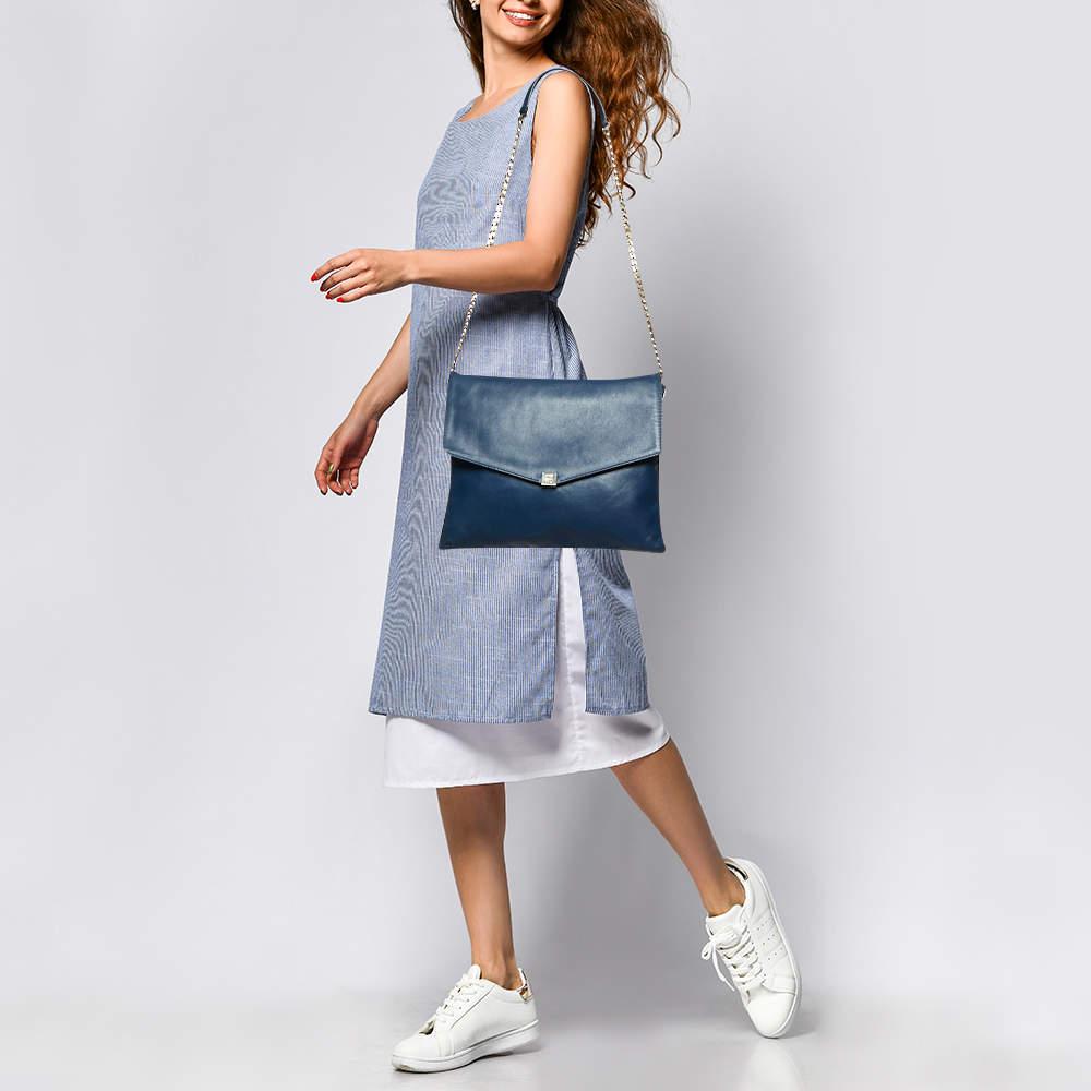 Carolina Herrera Navy Blue Leather Envelope Chain Shoulder Bag For Sale 6