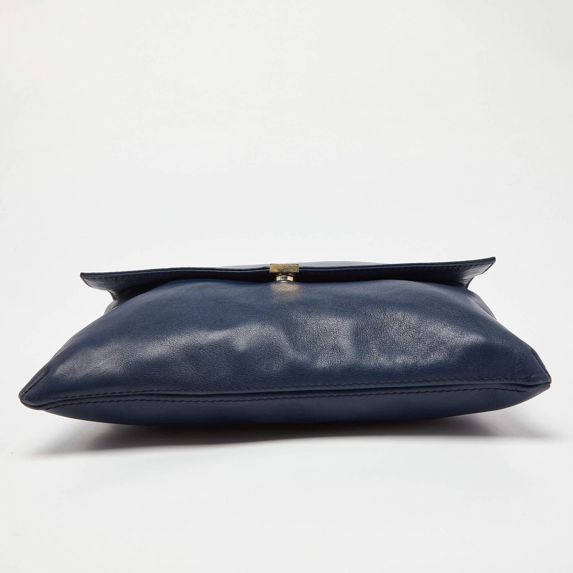 Carolina Herrera Navy Blue Leather Envelope Chain Shoulder Bag In Good Condition For Sale In Dubai, Al Qouz 2