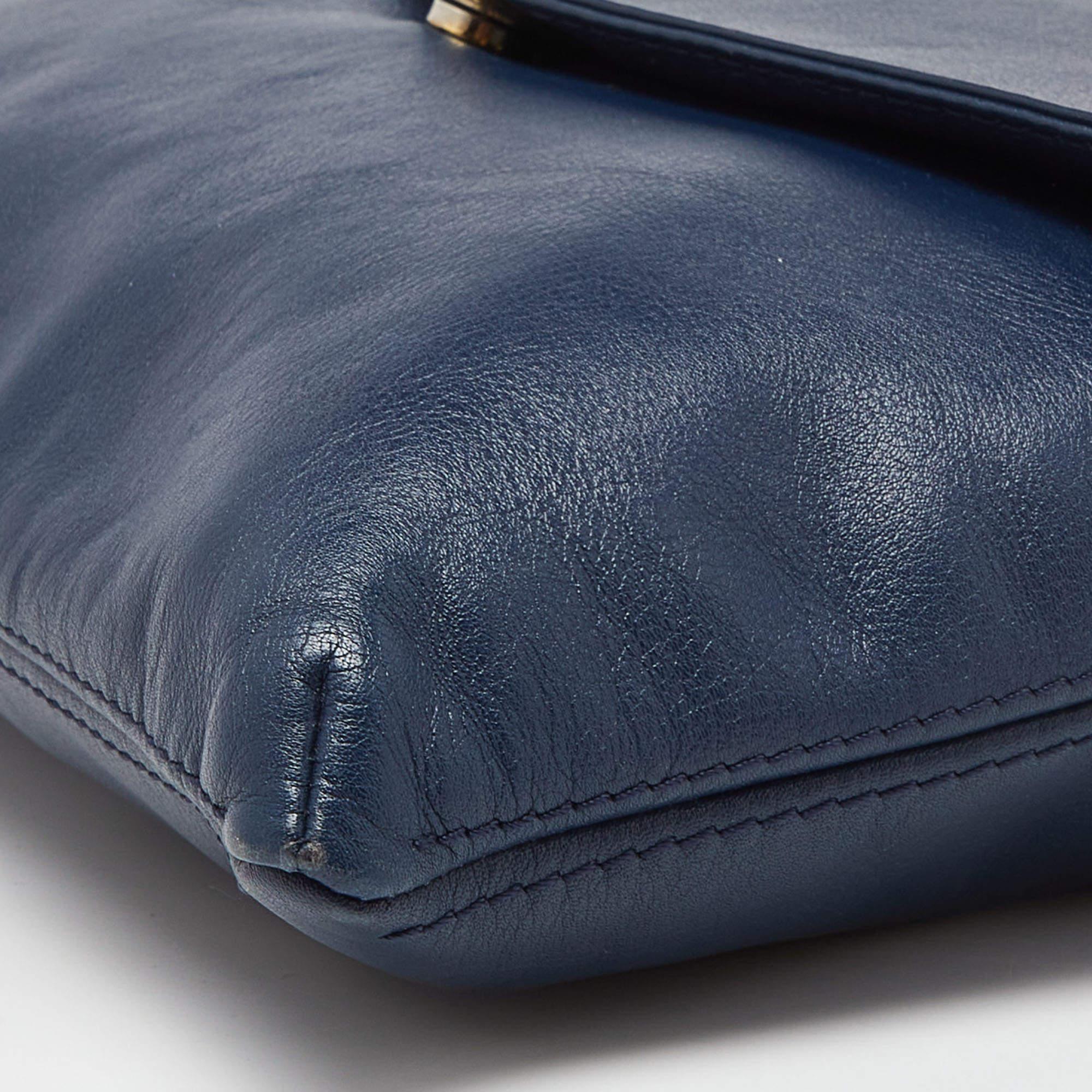 Carolina Herrera Navy Blue Leather Envelope Chain Shoulder Bag For Sale 1