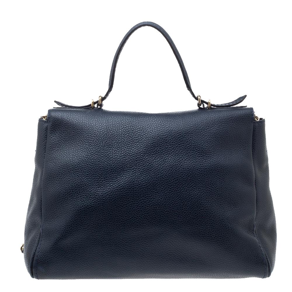 This Minuetto bag from the house of Carolina Herrera is something you would go to season after season. It has been crafted in a versatile navy blue leather body with logo embossing on the front and features a smooth flap style. It comes with a chain