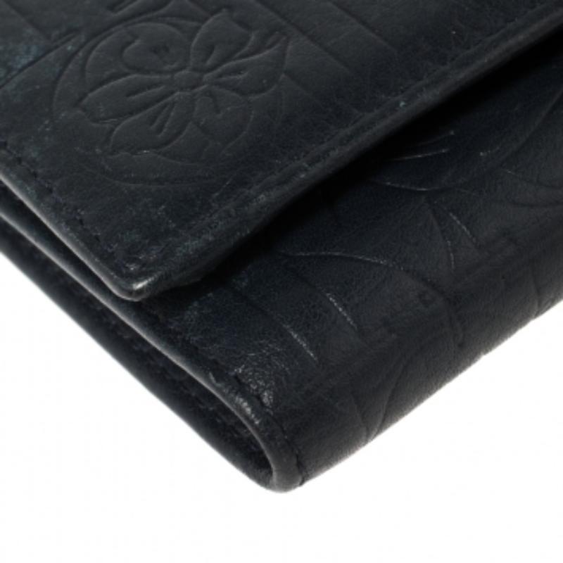 Crafted into an exquisite design, this navy blue wallet from Carolina Herrera is a handy accessory. Made from monogram leather, this wallet is a long-lasting piece. Effortlessly store your daily essentials with this wallet that comes in a trifold