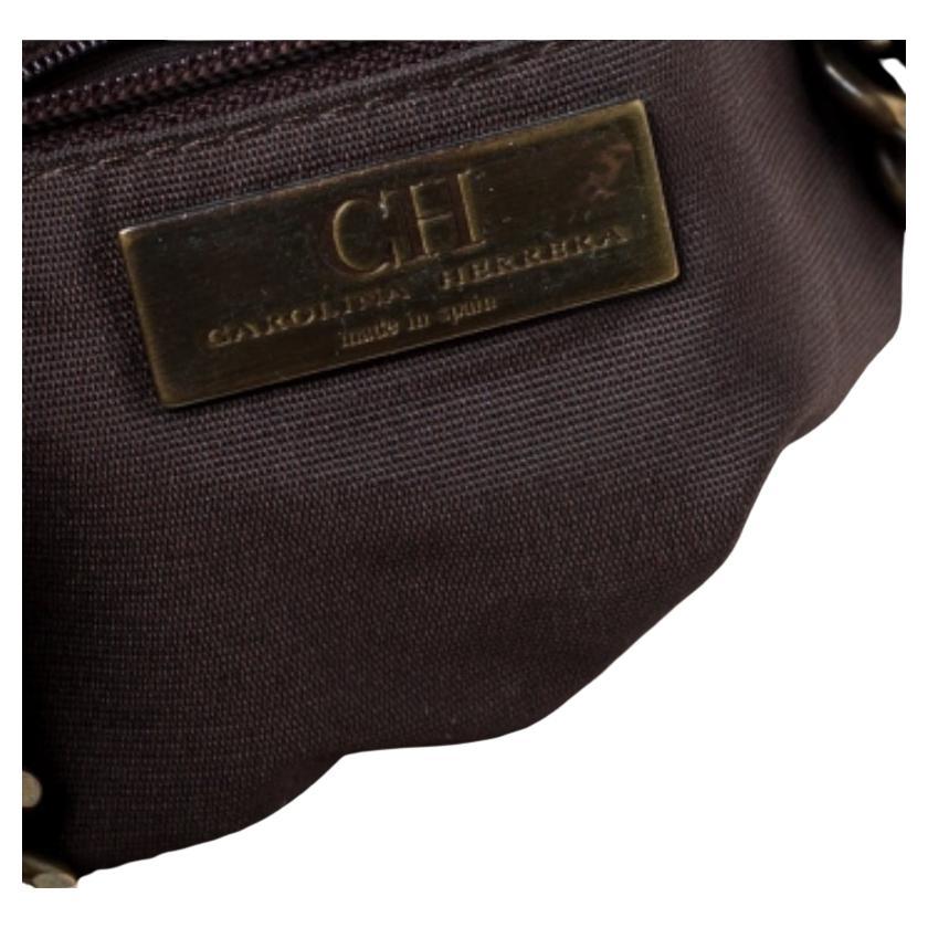 CH Carolina Oliver vous présente cette fabuleuse pièce vert olive. Confectionné en cuir Monogram, ce sac est doté de deux anses en chaîne et d'un extérieur matelassé. L'intérieur doublé de tissu est spacieux et vous permettra de ranger tous vos