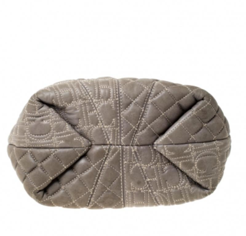 Carolina Herrera Fourre-tout en cuir avec chaîne et monogramme, vert olive en vente 1
