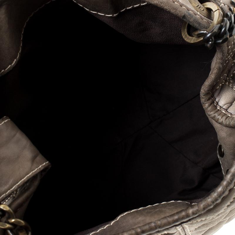 Carolina Herrera Olive Green Monogram Leather Chain Tote In Good Condition For Sale In Dubai, Al Qouz 2