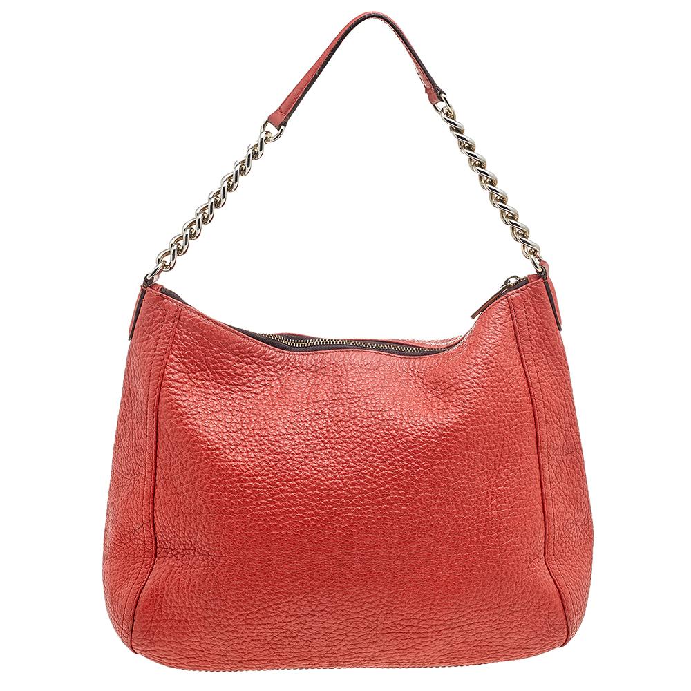 This Prada bag is perfect for work, shopping, or lunch meets. This skillfully designed leather hobo will perfectly complement your style and the fabric interior, as well as the chain handle, will assist you with ease.