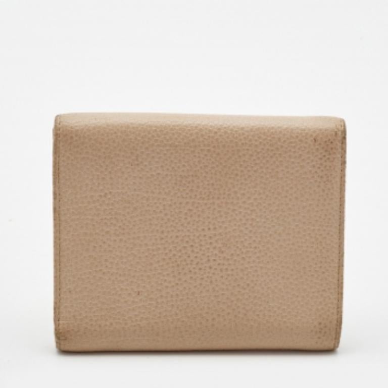 Esta cartera de diseño es un equilibrio inmaculado de sofisticación y utilidad racional. Se ha diseñado utilizando materiales de primera calidad y se ha realzado con un acabado elegante. La creación está equipada con un amplio espacio para sus