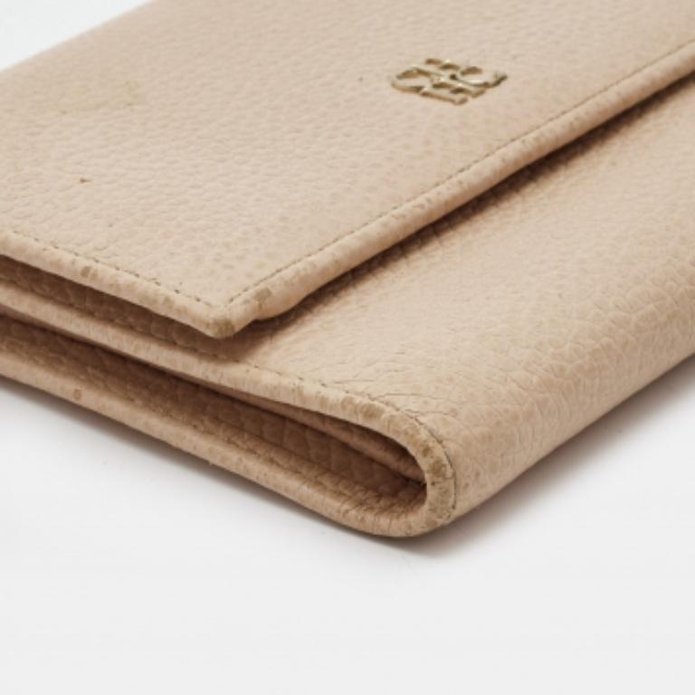 Carolina Herrera Cartera Tríptico Piel Melocotón Logotipo en Bueno estado para la venta en Dubai, Al Qouz 2