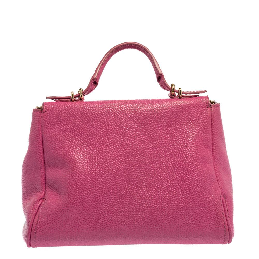 This Minuetto bag from the house of Carolina Herrera is something you would go to season after season. It has been crafted from a versatile pink leather body and features a smooth flap style. It comes with a chain shoulder strap in addition to a top