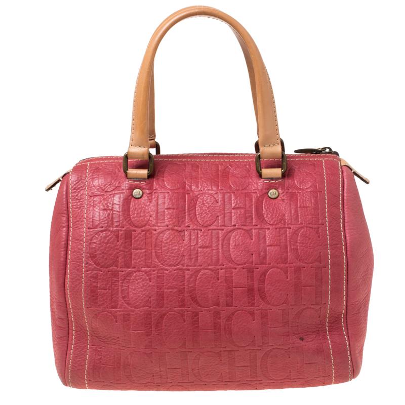 A truly elegant piece to add to your collection, this Andy Boston Bag by Carolina Herrera comes crafted from pink leather and styled with neat stitch detailing. It features a top zip closure, two handles, protective metal feet, and a spacious