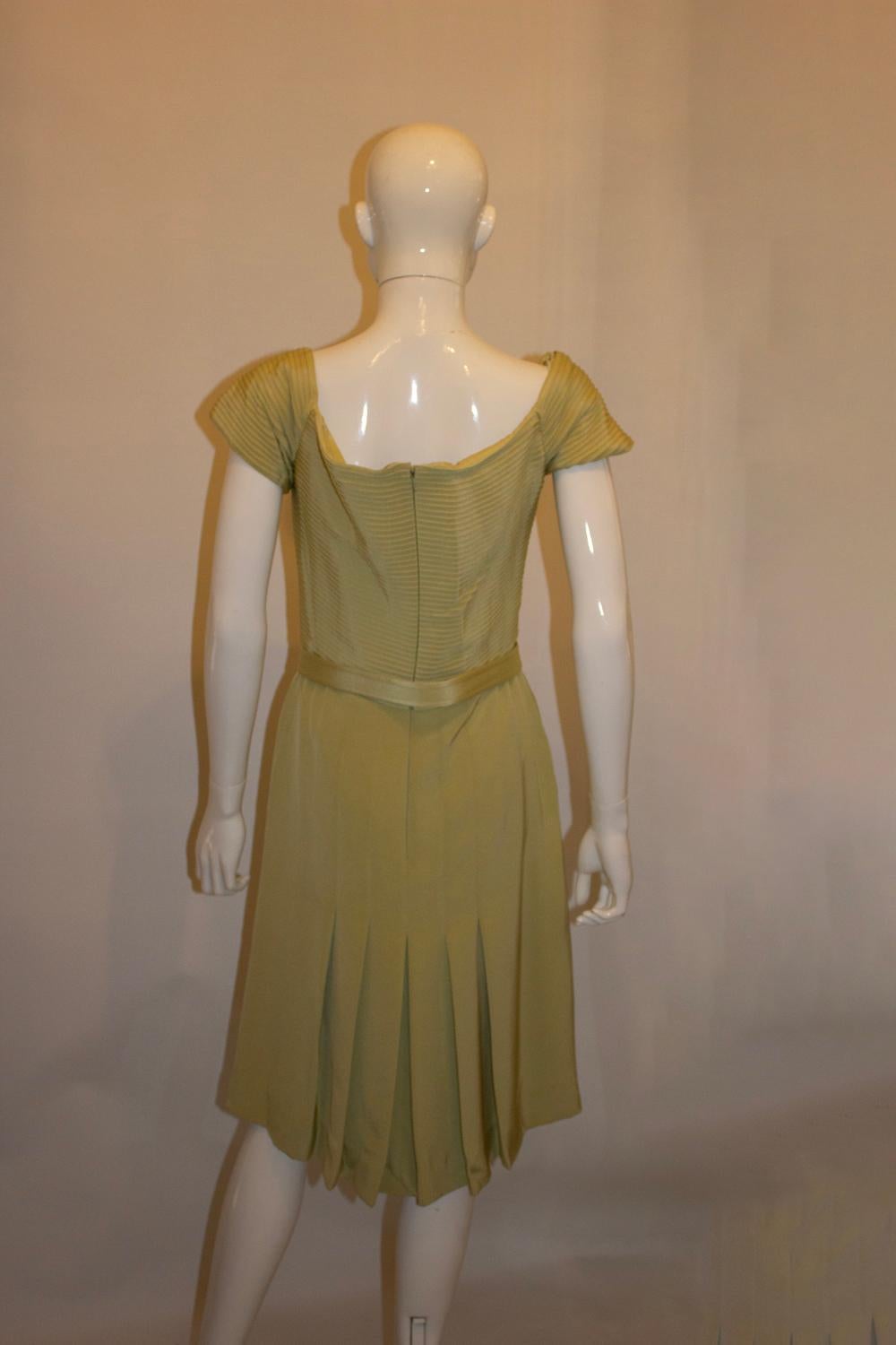 Marrone Carolina Herrera Abito da cocktail in seta verde pistacchio in vendita