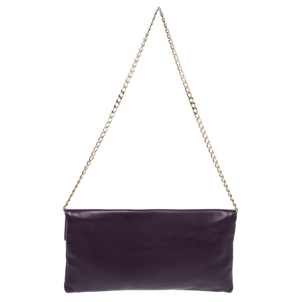 This clutch bag by Carolina Herrera is a creation that is not only stylish but also exceptionally well-made. Meticulously crafted from leather, it flaunts a flap that leads to a well-sized interior. High on style and design, this chain clutch