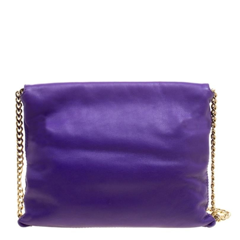 This elegant shoulder bag from Carolina Herrera is the perfect pick to brighten up your closet. Crafted from leather in purple colour, this bag features an envelope style flap closure with 'CH' engraved in gold tone and a chain link strap with