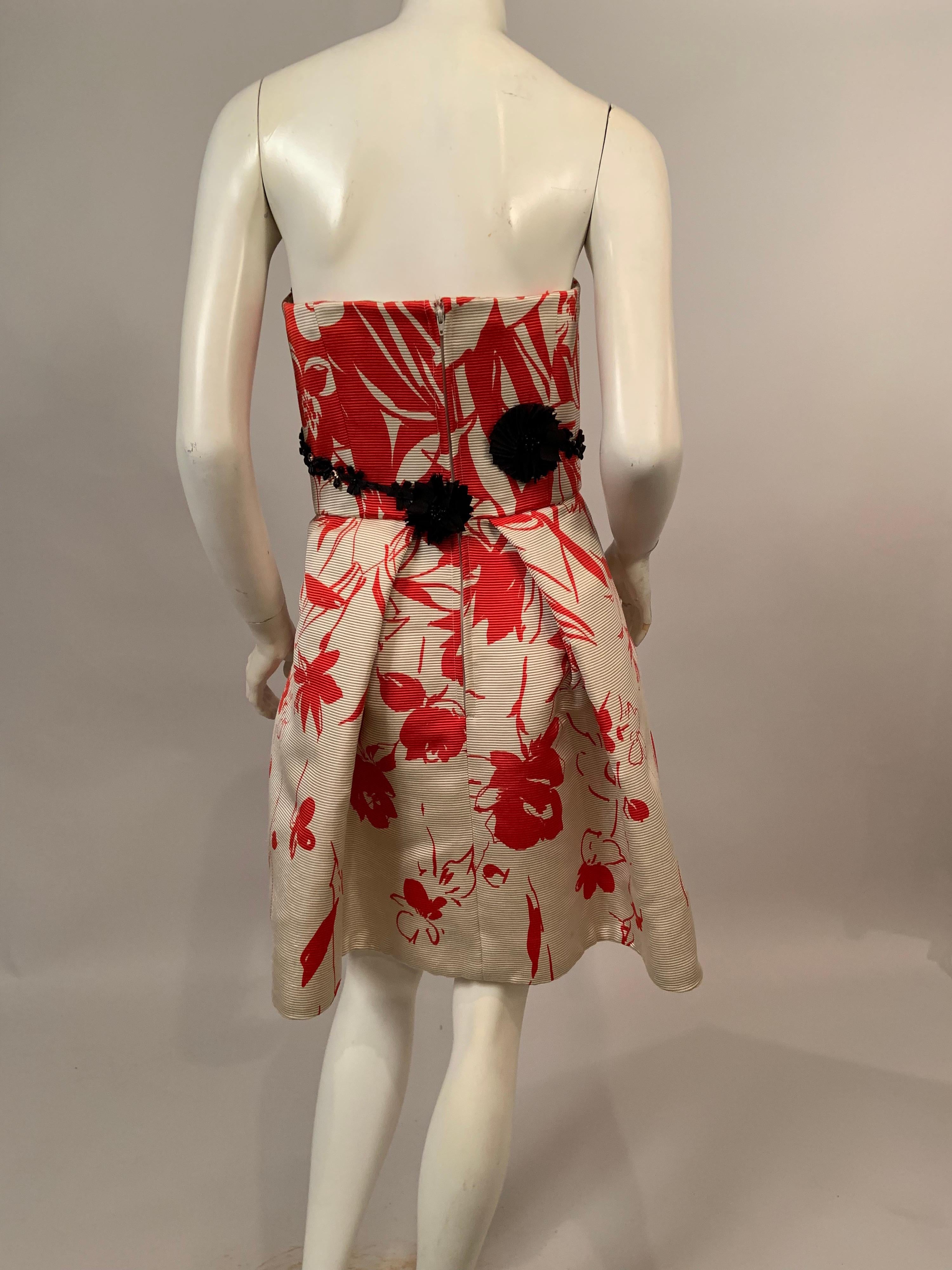 Carolina Herrera Red and White Print Silk Ottoman Strapless Cocktail Dress in vendita 6