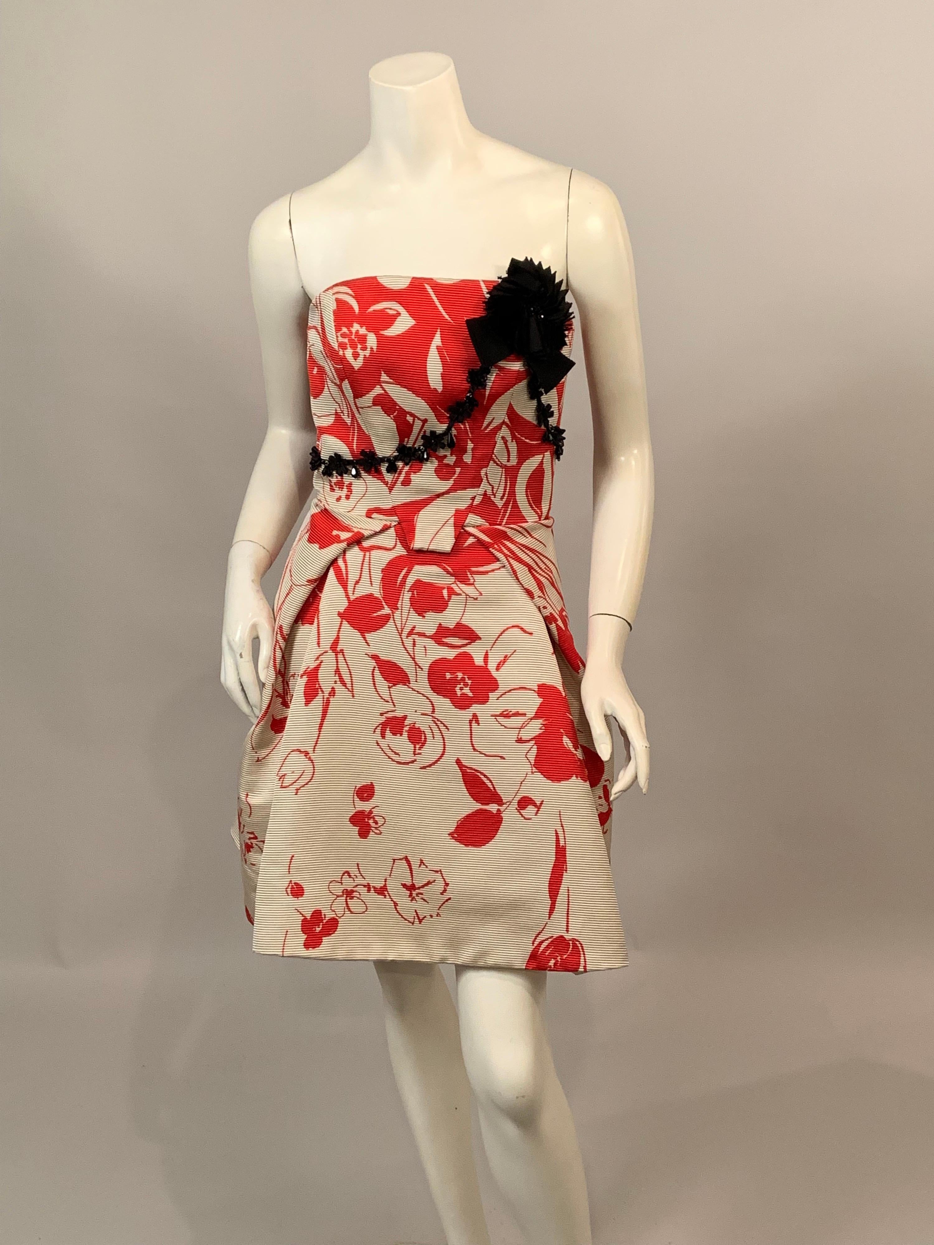 Marrone Carolina Herrera Red and White Print Silk Ottoman Strapless Cocktail Dress in vendita