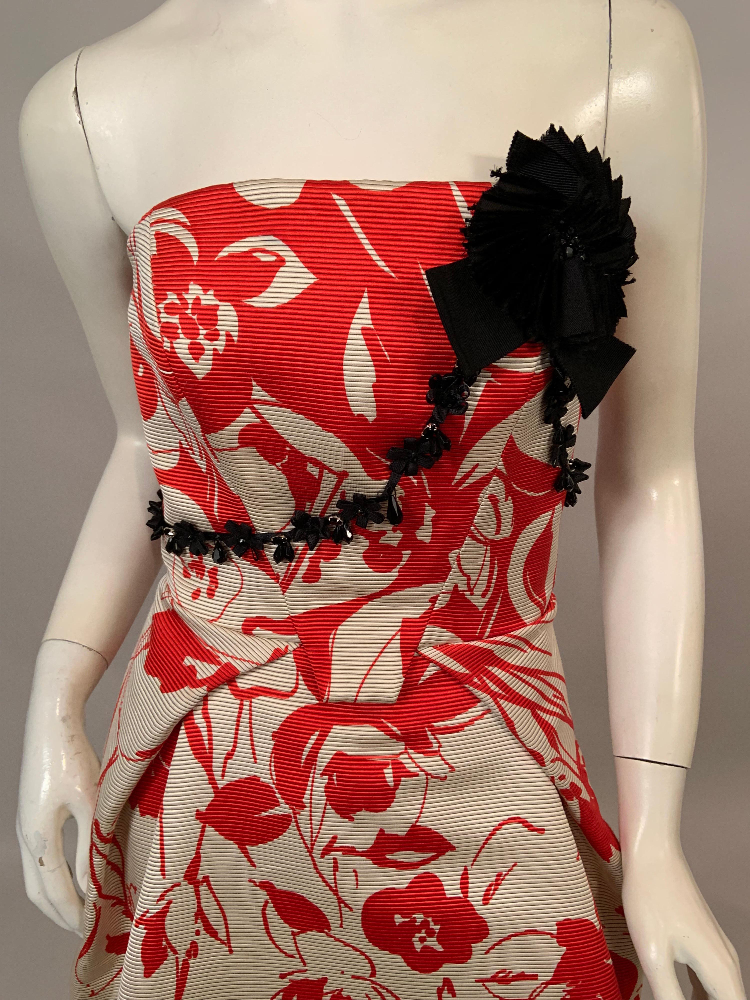 Carolina Herrera Red and White Print Silk Ottoman Strapless Cocktail Dress In condizioni ottime in vendita a New Hope, PA
