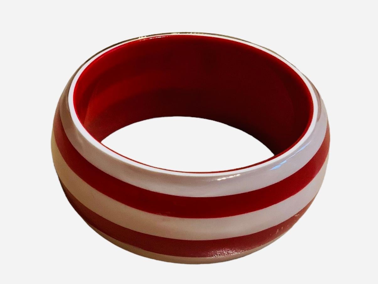 Carolina Herrera Red and White Resin Bangle In Good Condition For Sale In Guaynabo, PR