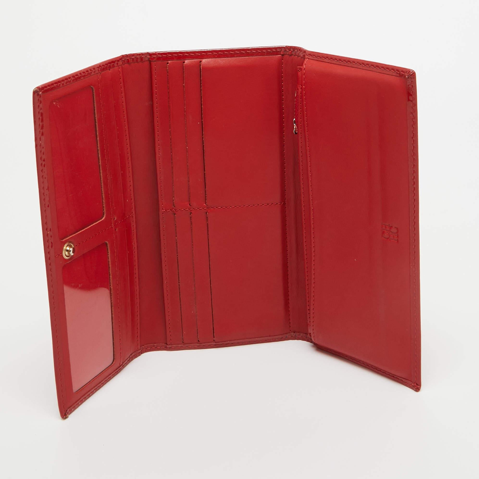 This classy wallet brings along a touch of luxury and immense style. It comes perfectly crafted to neatly carry your cards and cash.