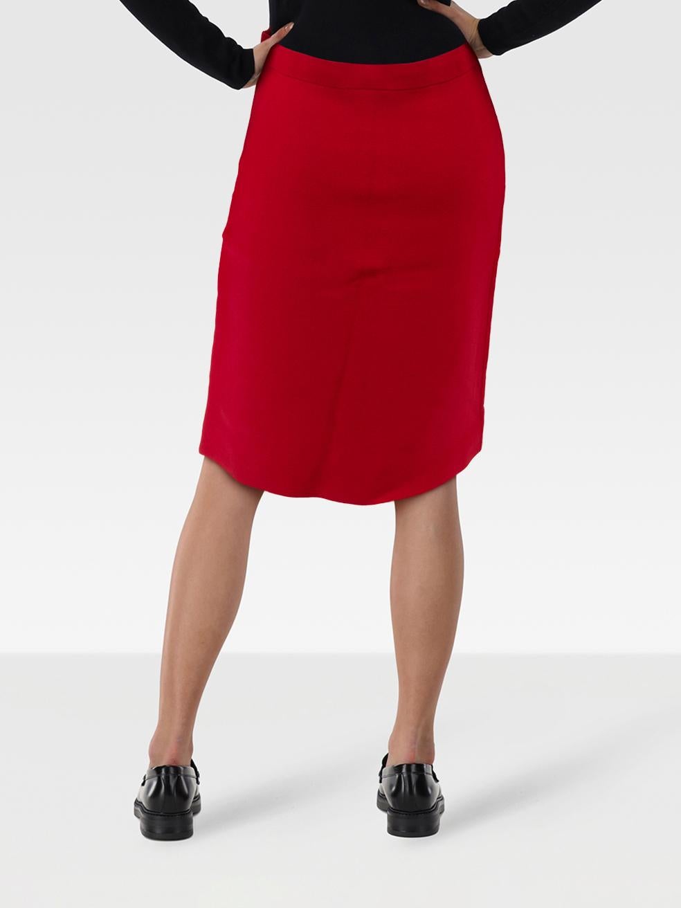 L'ÉTAT est très bon. L'usure minimale de la jupe est évidente. Usures minimes sur le devant et petites déchirures sur le tissu extérieur de cet article de revente d'occasion de la marque Carolina Herrera.
 

 Détails
 

 

 Rouge
 

 Viscose
 

