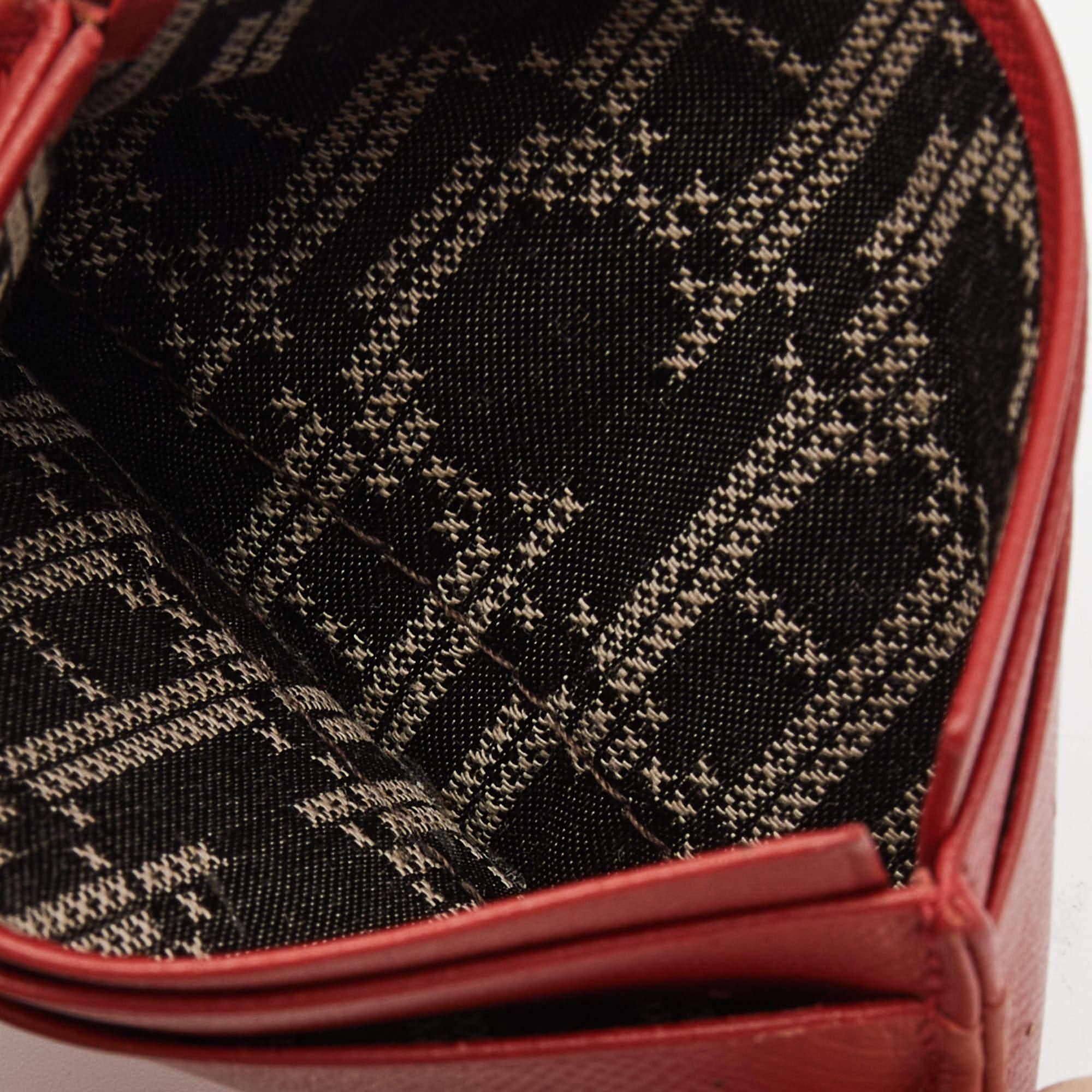 Progettato in modo intelligente per contenere carte o biglietti da visita, questo portacarte di Carolina Herrera è elegante e funzionale. Realizzata in pelle marrone, presenta molteplici scomparti per carte di credito e dettagli con logo. È elegante