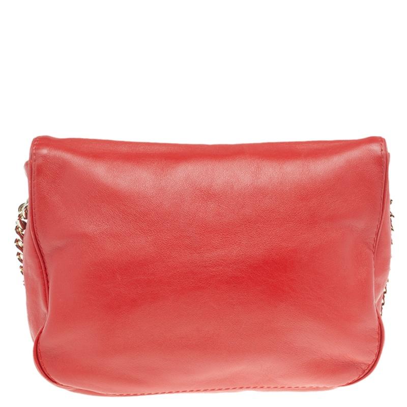 Designed to last, this beautiful bag from Carolina Herrera is a prized buy. Comfortable and easy to carry, this leather creation comes in red with the CH logo on the flap. It has a shoulder chain and an interior lined with fabric to keep your