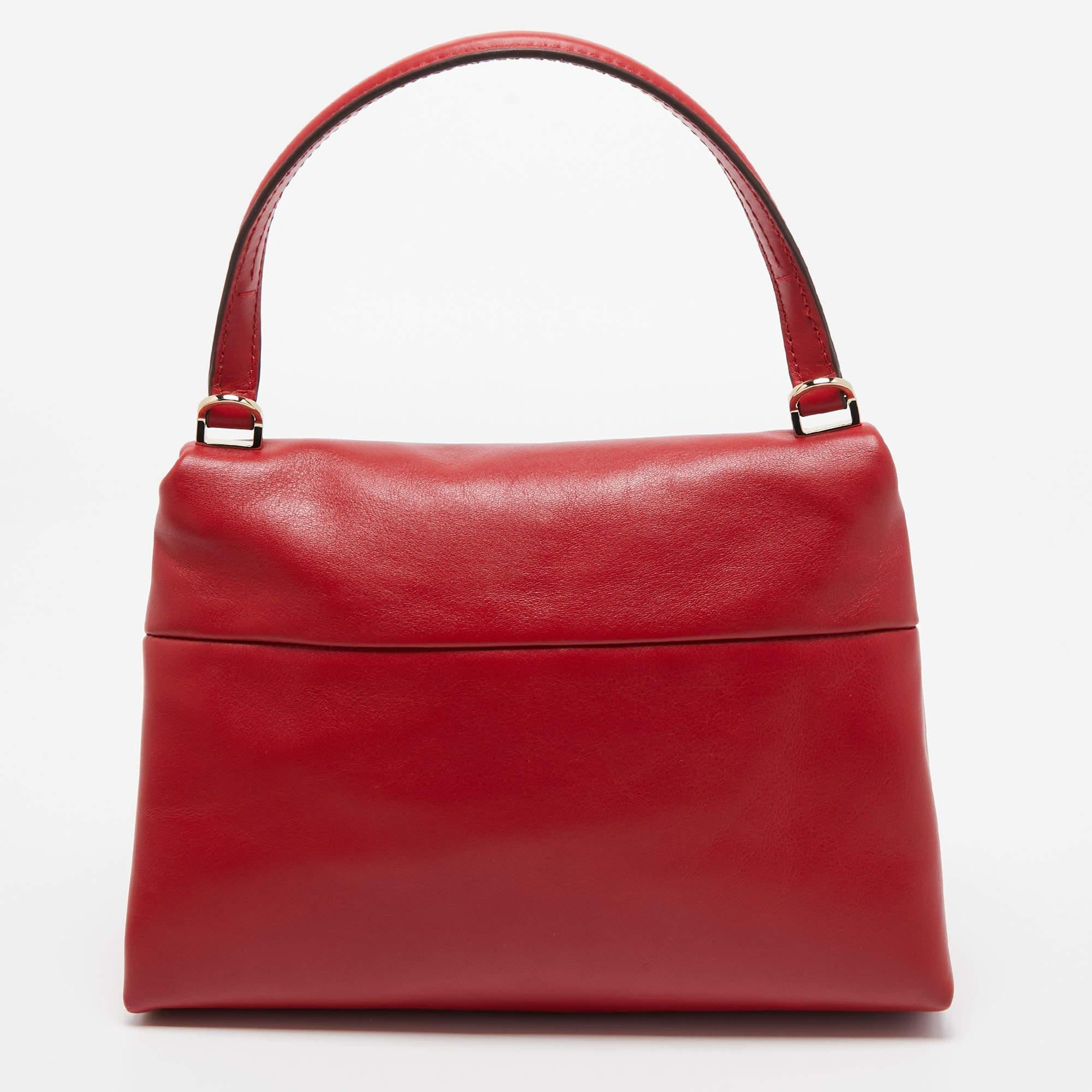 Ce sac Carolina Herrera est un exemple des designs raffinés de la marque qui sont habilement réalisés pour projeter un charme classique. Il s'agit d'une création fonctionnelle avec un attrait particulier.

Comprend : Sac à poussière d'origine,