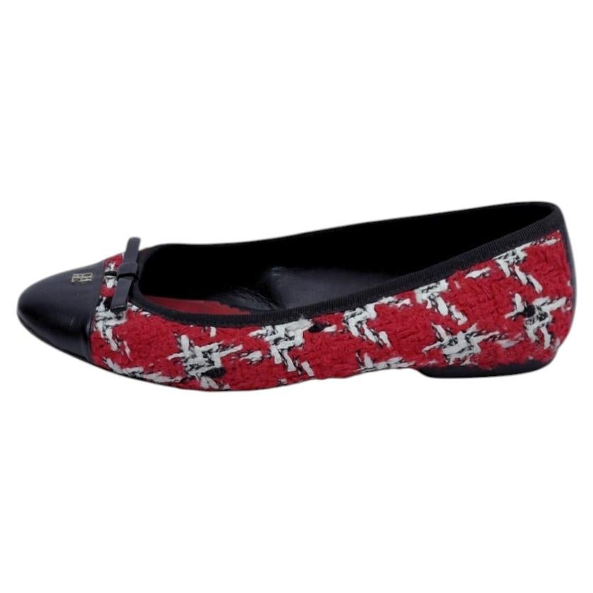 Ballerine in tweed rosso di Carolina Herrera - EU 37 in vendita