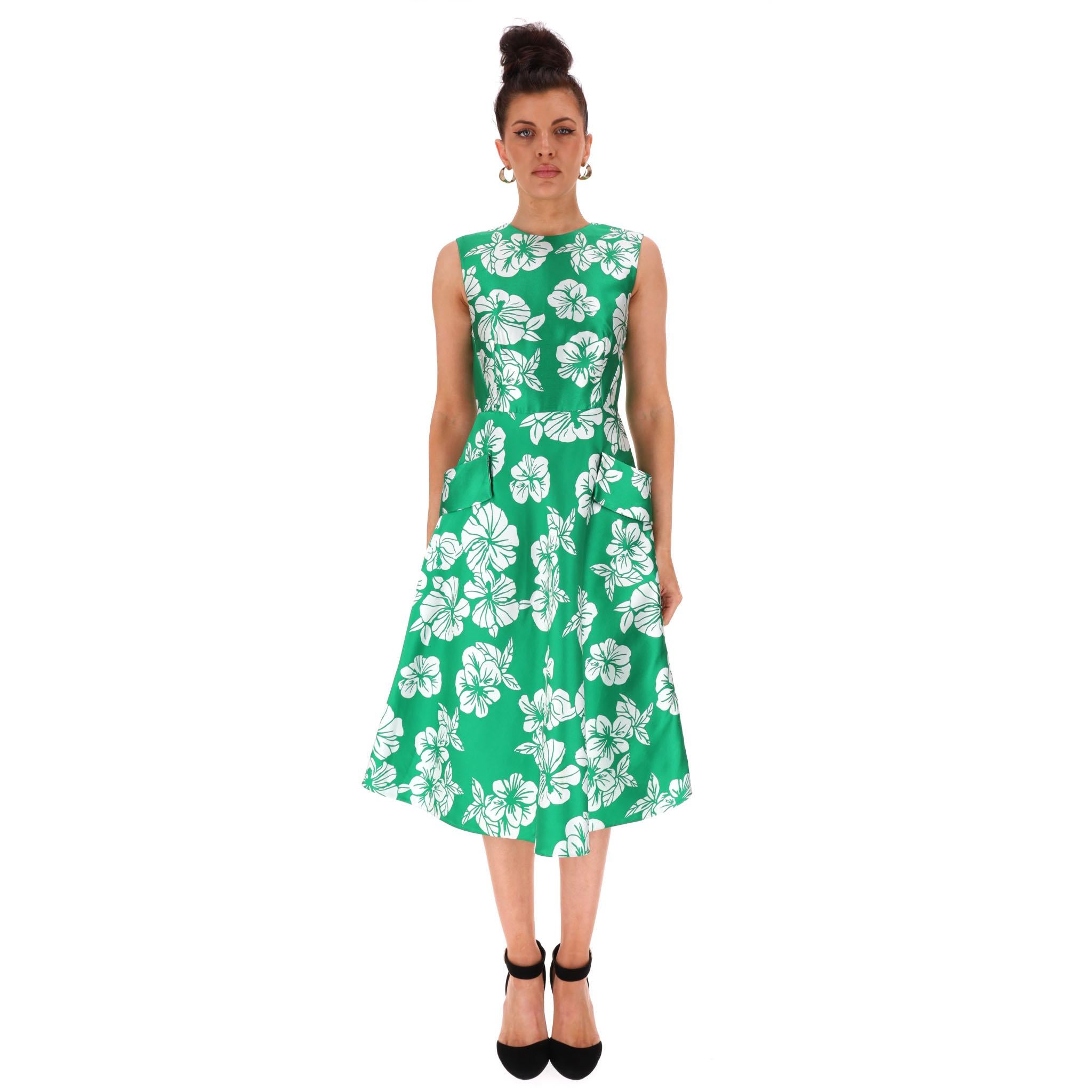 Carolina Herrera Satin Floral Dress

Green satin dress embellished with white floral design.

Featuring flared midi skirt with oversized side pockets.

Concealed zip fastening to rear.

Rrp Approx. £2,000

Size – 4US

Condition – Very Good (Small