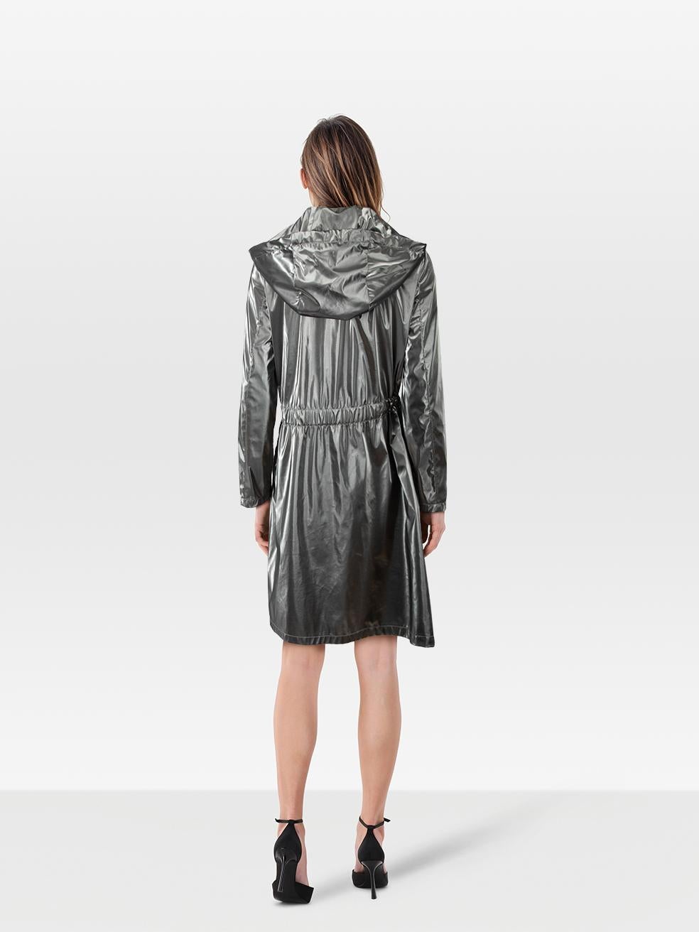CONDIZIONE: molto buona. L'usura del cappotto è minima. Spennella la trama sul lato sinistro della coulisse in vita di questo capo usato della stilista Carolina Herrera.
 
 Dettagli
 
 
 A. Silver
 
 Poliestere
 
 Impermeabile
 
 Con cappuccio
 

