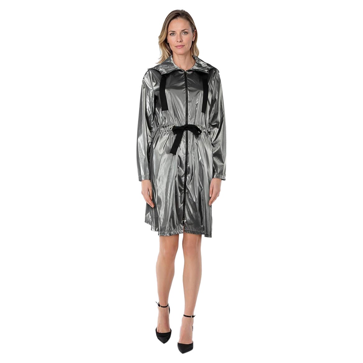 A. Silver Metallic Raincoat con cappuccio taglia XS di Carolina Herrera in vendita
